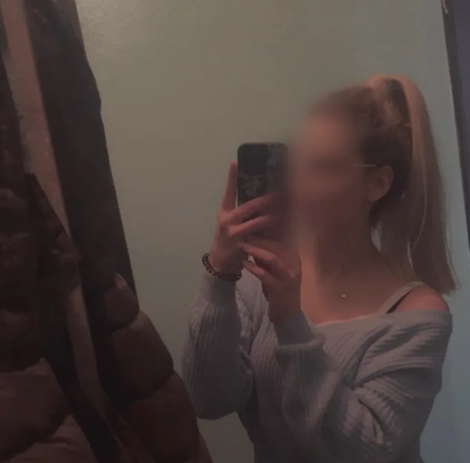 Manuela, 26